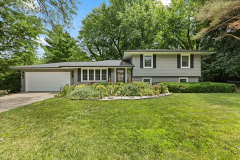 3001 Hillsdale Dr, Urbandale, IA 50322
