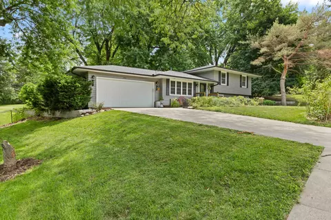3001 Hillsdale Dr, Urbandale, IA 50322