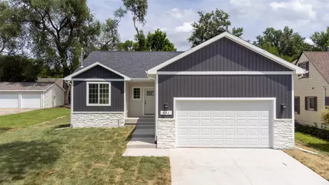 641 12th St, West Des Moines, IA 50265