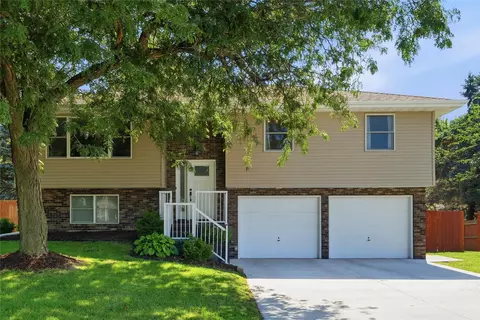 1306 Hazel St, Pella, IA 50219