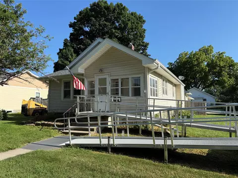 121 E Benton St, Winterset, IA 50273