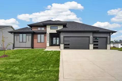 17501 N Valley Dr, Urbandale, IA 50323