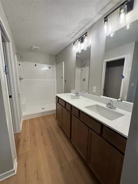 Bath - 611 W Wright Rd, Norwalk, IA 50211 photo 3 of 5