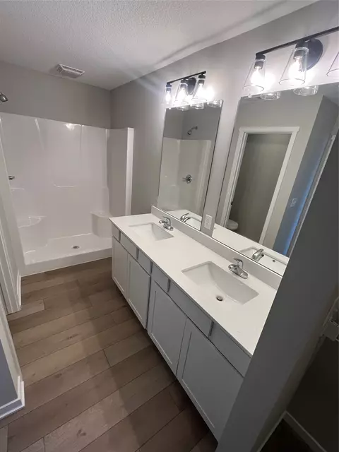 Bath - 611 W Wright Rd, Norwalk, IA 50211 photo 2 of 5