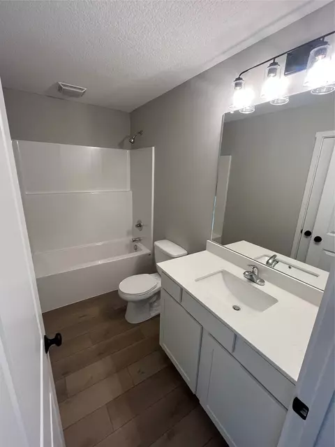 Bath - 611 W Wright Rd, Norwalk, IA 50211 photo 4 of 5