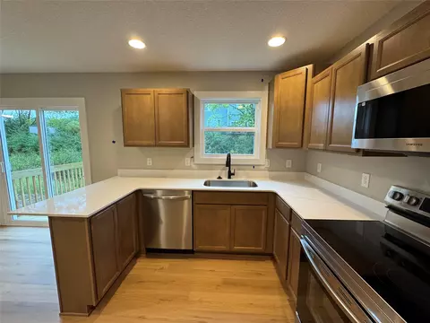 Kitchen - 611 W Wright Rd, Norwalk, IA 50211 photo 3 of 4