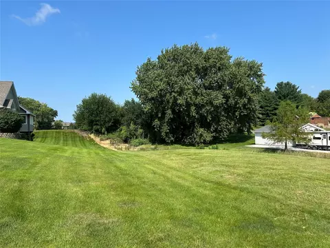 6806 NW 98th St, Johnston, IA 50131
