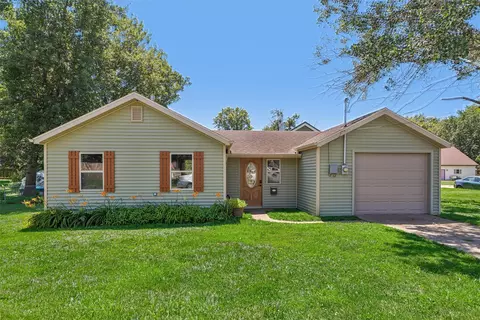707 S 12th Ave W, Newton, IA 50208