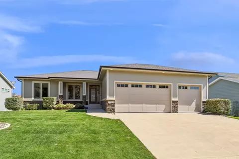 16215 Northpark Dr, Urbandale, IA 50323