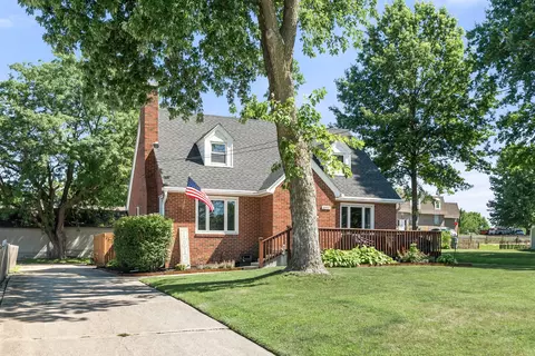8555 Franklin Ave, Clive, IA 50325