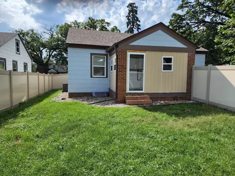 Exterior - 2425 Prospect Rd, Des Moines, IA 50310 photo 4 of 5