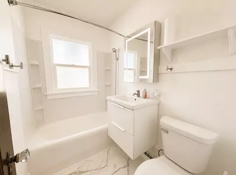 Bath - 2425 Prospect Rd, Des Moines, IA 50310 photo 1 of 1