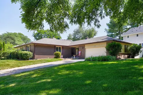 10670 Ridgeview Dr, Clive, IA 50325