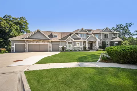 6211 Enclave Cir, Johnston, IA 50131