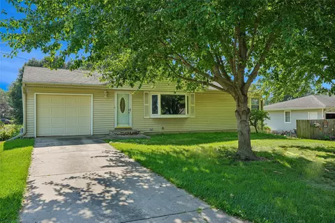 8041 Crestview Dr, Des Moines, IA 50320