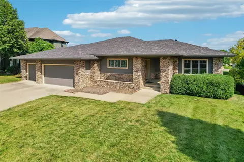 4303 161st St, Urbandale, IA 50323