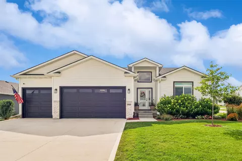 3030 Serenity Dr, Waukee, IA 50263