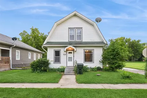 1705 Iowa St, Perry, IA 50220