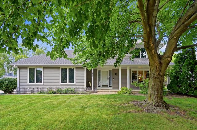 8221 Oakwood Dr, Urbandale, IA 50322