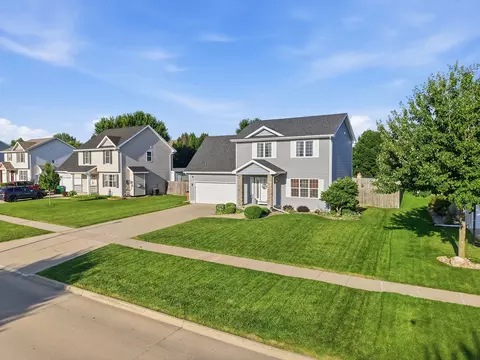 5921 NW 106th St, Johnston, IA 50131