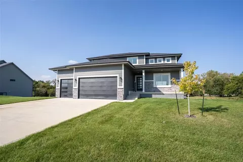 537 SE Walnut Woods Dr, West Des Moines, IA 50265