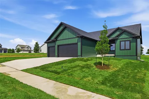 1332 E 29th St, Norwalk, IA 50211