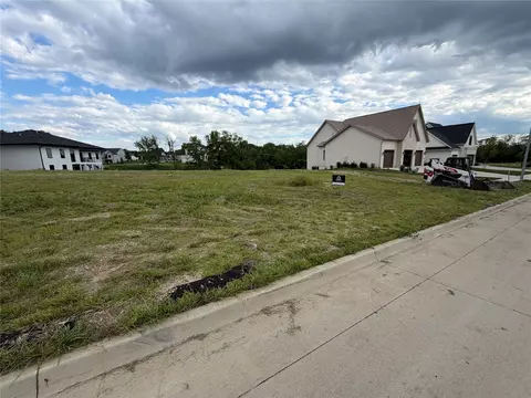 14812 Persimmon Dr, Urbandale, IA 50323