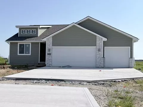 932 Lavender Ln, Pella, IA 50219