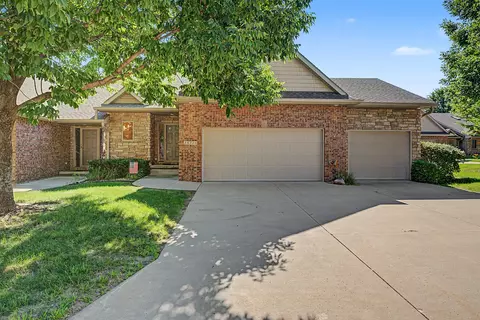 15516 Oakwood Dr, Urbandale, IA 50323