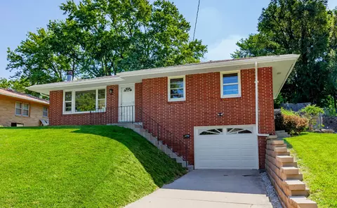 3205 Fairlane Dr, Des Moines, IA 50315