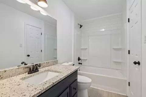 Bath - 817 E Hackley Ave, Des Moines, IA 50315 photo 1 of 2