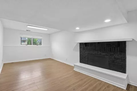 Living - 817 E Hackley Ave, Des Moines, IA 50315 photo 5 of 7