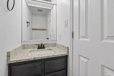 Bath - 817 E Hackley Ave, Des Moines, IA 50315 photo 2 of 2