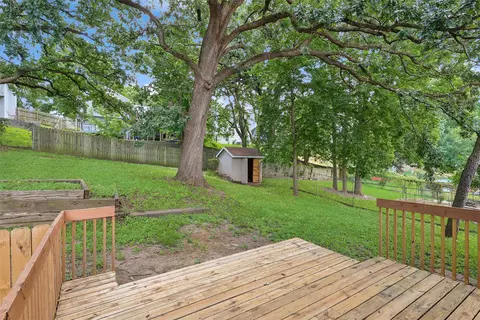 Exterior - 817 E Hackley Ave, Des Moines, IA 50315 photo 3 of 7