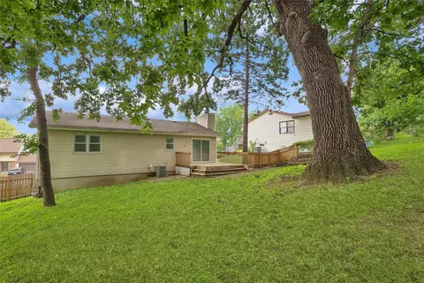 Exterior - 817 E Hackley Ave, Des Moines, IA 50315 photo 5 of 7