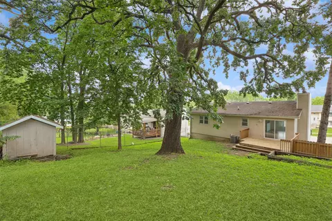 Exterior - 817 E Hackley Ave, Des Moines, IA 50315 photo 3 of 5