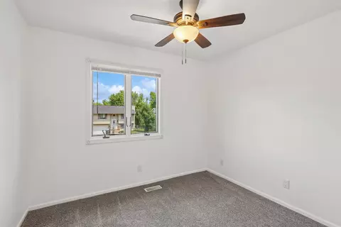 Bedroom - 817 E Hackley Ave, Des Moines, IA 50315 photo 2 of 5