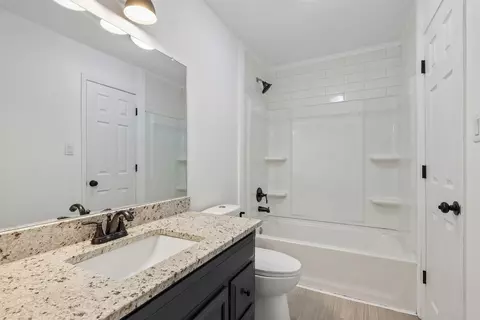 Bath - 817 E Hackley Ave, Des Moines, IA 50315 photo 1 of 2