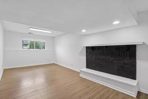 Living - 817 E Hackley Ave, Des Moines, IA 50315 photo 5 of 7