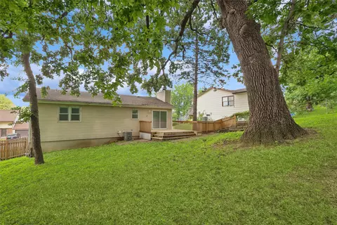 Exterior - 817 E Hackley Ave, Des Moines, IA 50315 photo 4 of 5