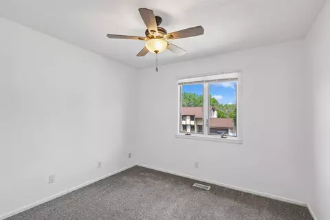 Bedroom - 817 E Hackley Ave, Des Moines, IA 50315 photo 3 of 5