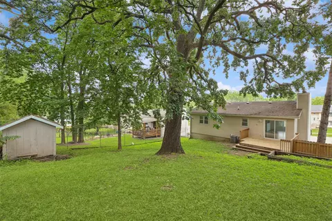 Exterior - 817 E Hackley Ave, Des Moines, IA 50315 photo 4 of 7