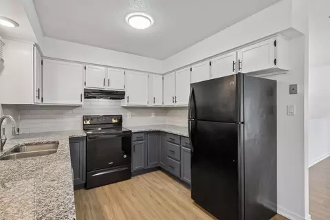 Kitchen - 817 E Hackley Ave, Des Moines, IA 50315 photo 2 of 2