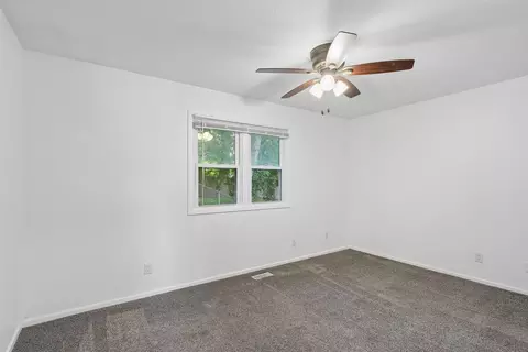 Bedroom - 817 E Hackley Ave, Des Moines, IA 50315 photo 5 of 5