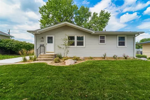 302 NE 6th St, Ankeny, IA 50021