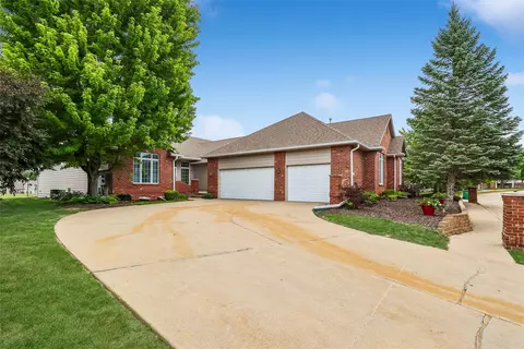 1911 NW 126th St, Clive, IA 50325