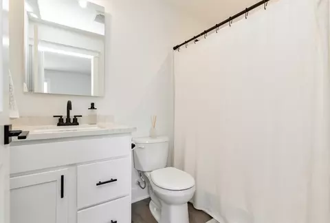 Bath - 2811 Payne Rd, Des Moines, IA 50310 photo 2 of 3