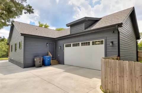 Exterior - 2811 Payne Rd, Des Moines, IA 50310 photo 5 of 7