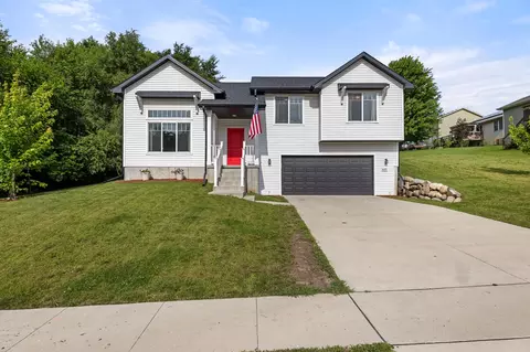 635 N N St, Indianola, IA 50125