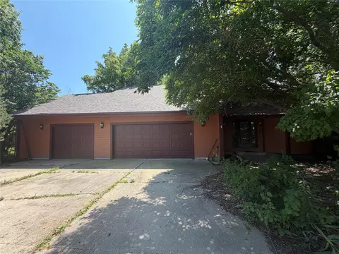 1818 Patricia Ct, Winterset, IA 50273
